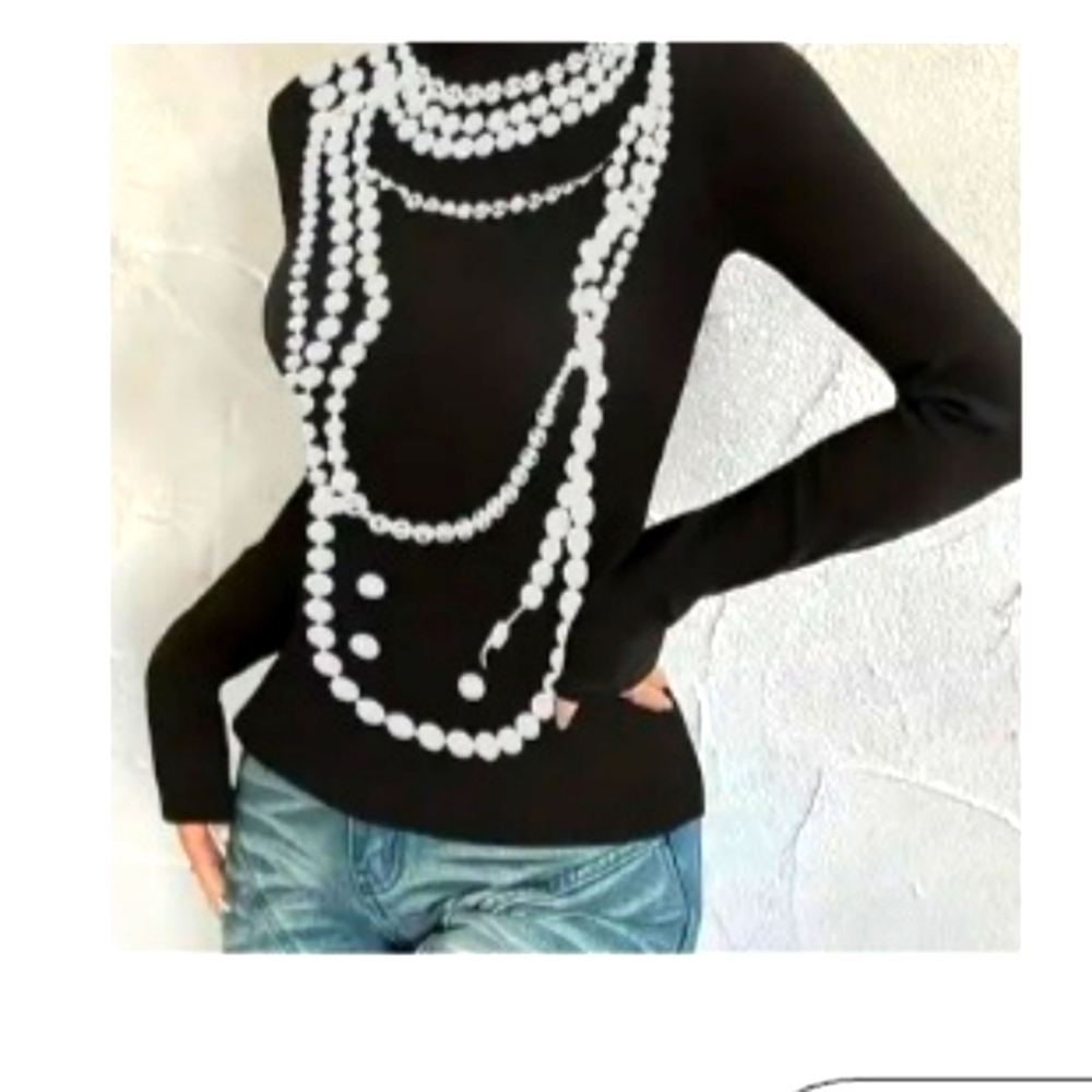 🤍NEW🎃pearl printed necklace mock neck shirt.